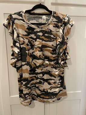 Flutter sleeve camo shirt in Large ladies